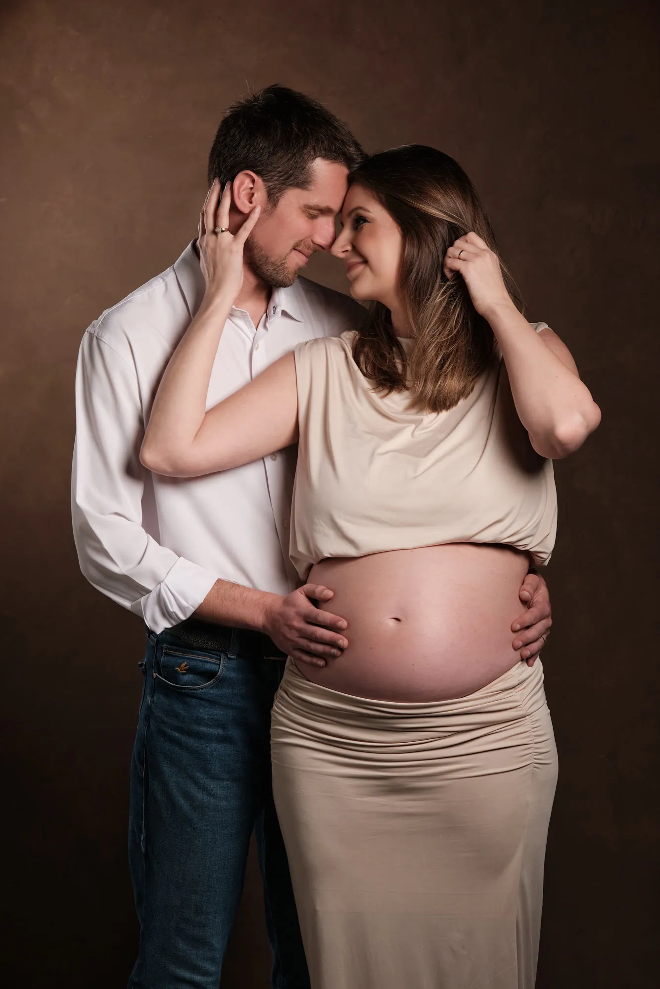 Casal em ensaio gestante com fundo de textura quente