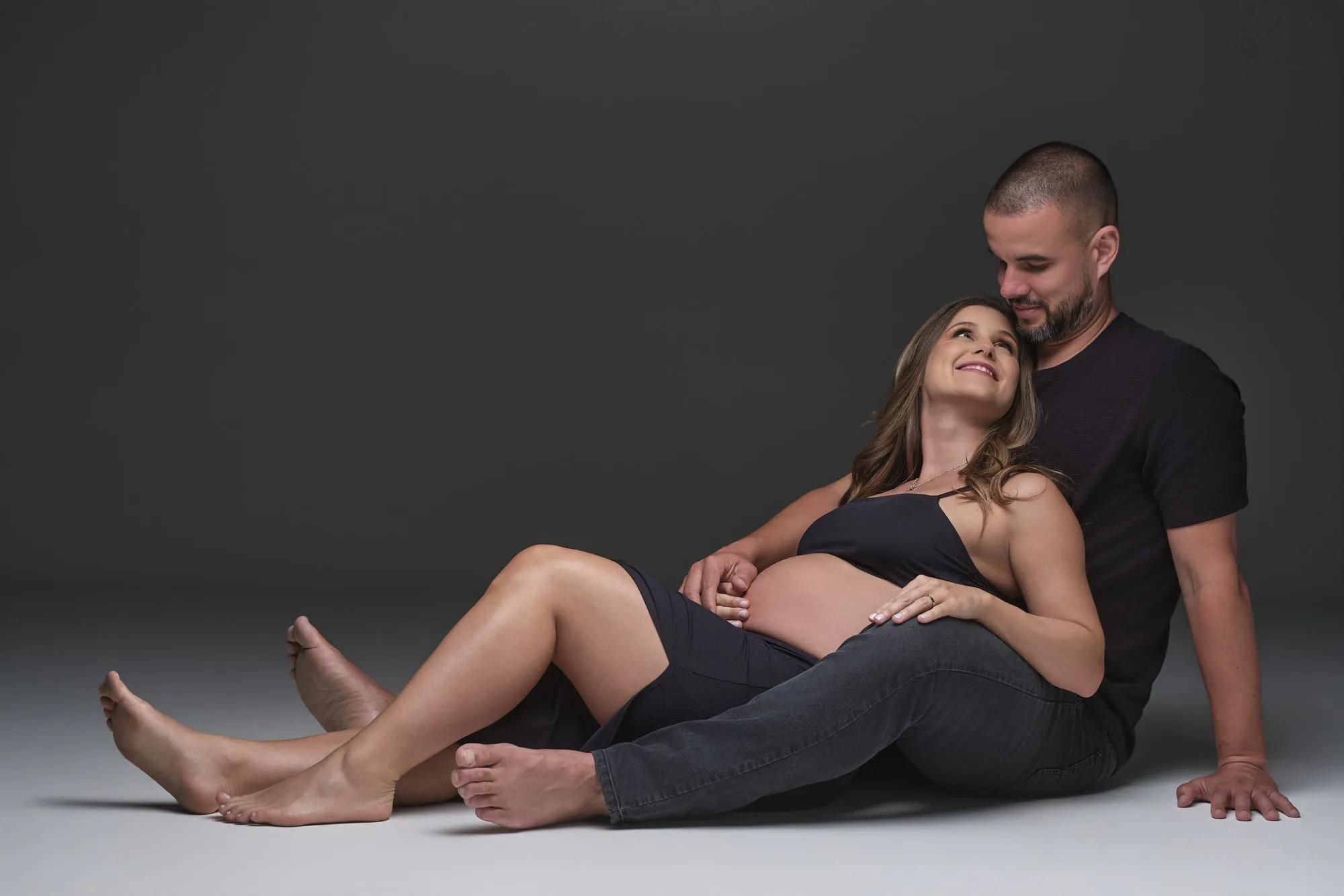 Casal sentado em composição contemporânea de estúdio