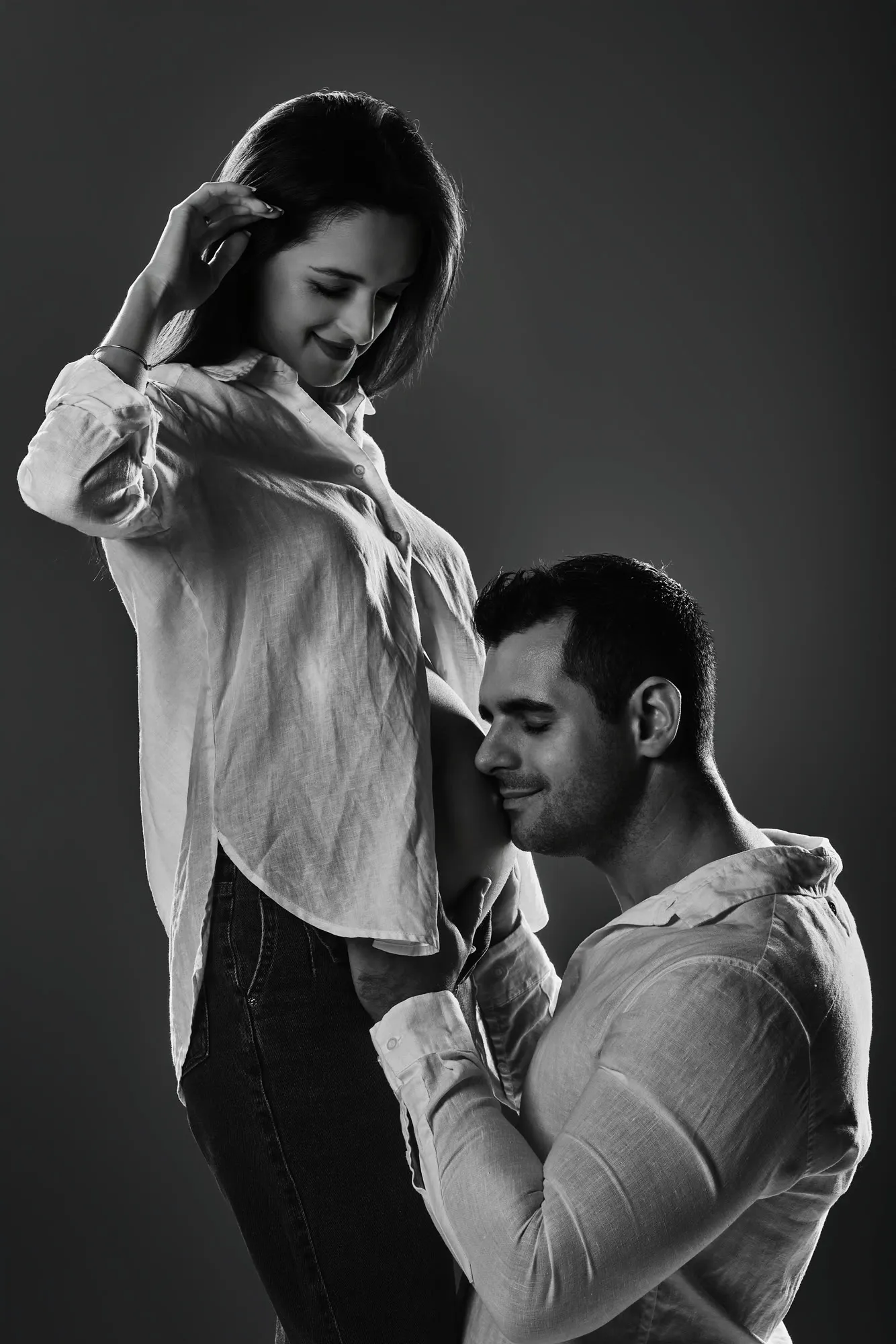 Casal em retrato gestante em preto e branco