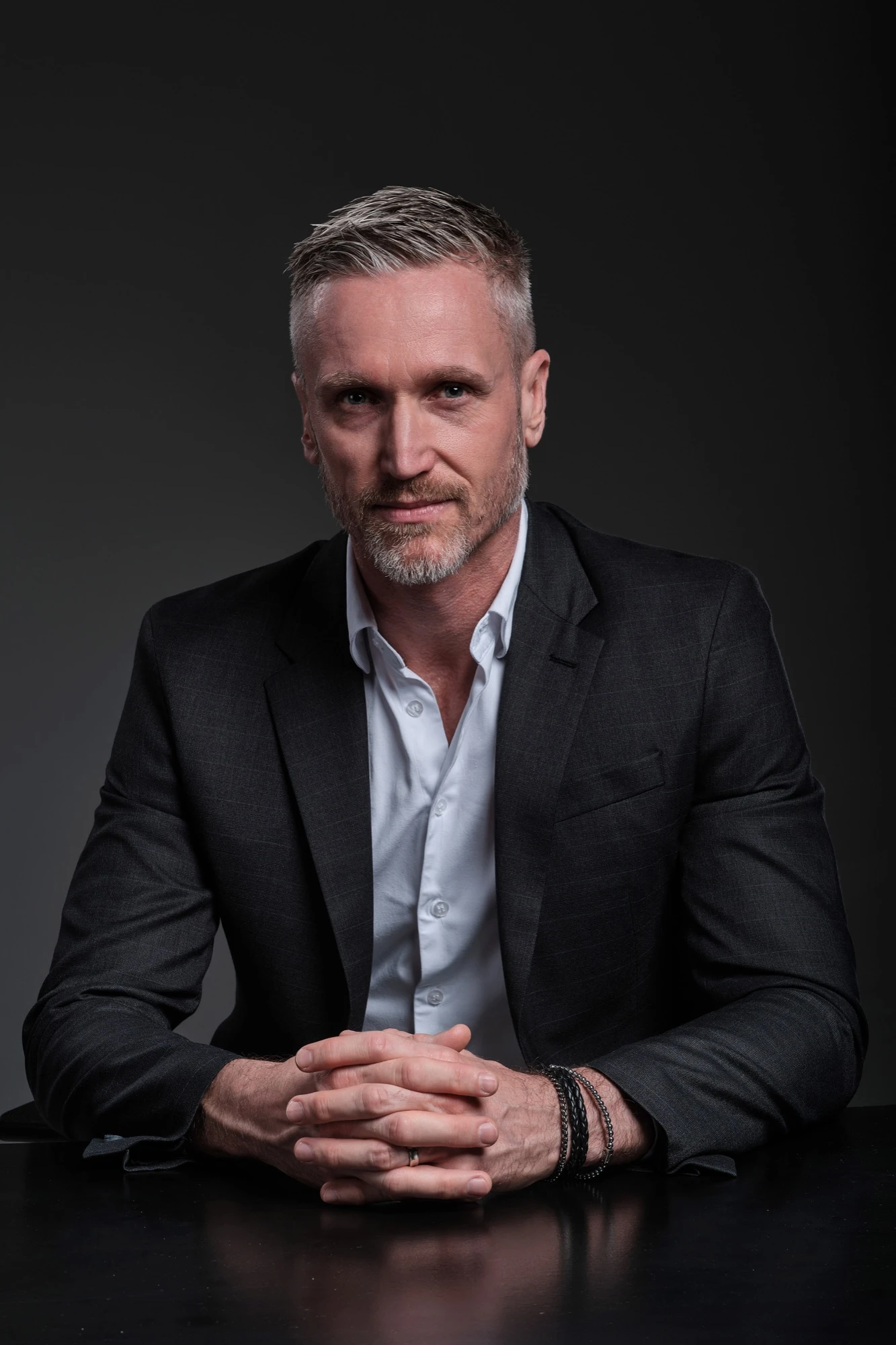 Retrato profissional masculino com terno e iluminação sóbria