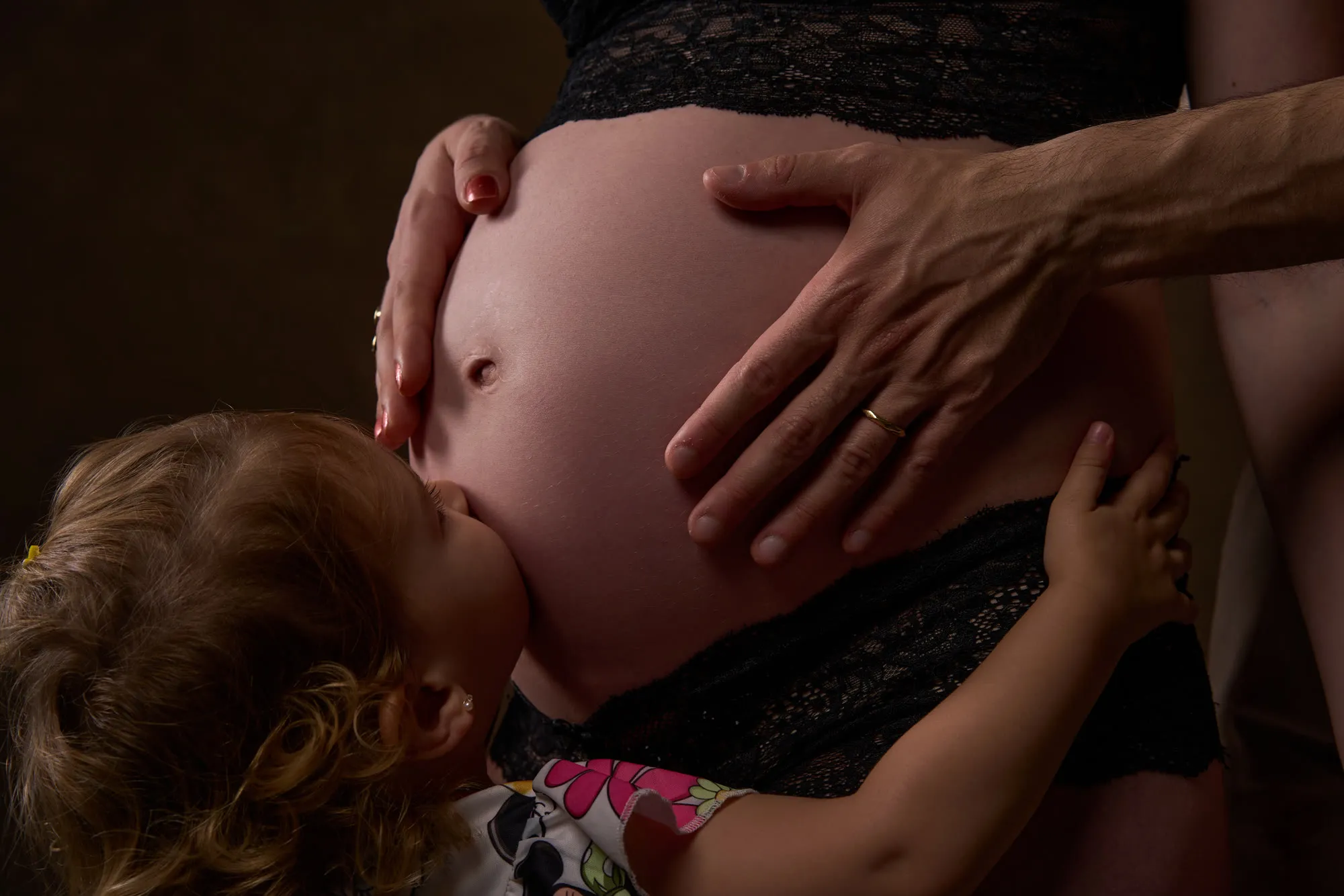 Filha participa do ensaio gestante em família